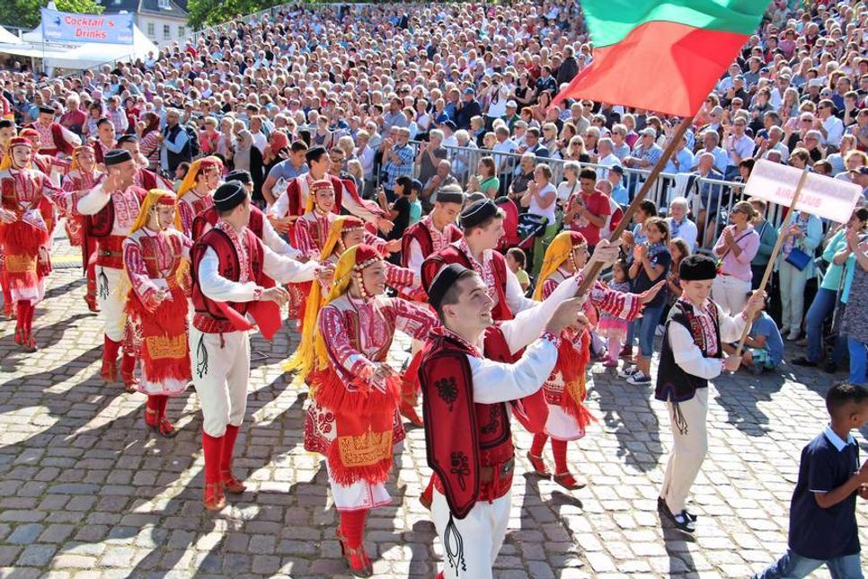 Farbenfroher Auftakt des Folklorefestivals