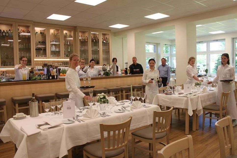 Abteilungsleiter Gastronomie Dieter Jahnke und Service-Fachlehrer André Krug sind glücklich, den Schülerinnen und Schülern ein hochwertiges Ambiente anbieten zu können.