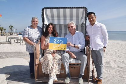 Claudia Laas (links) vom Vorstand des Strandkorbvermietervereins und Bürgermeisterin Bettina Schäfer sowie Ralf Casagrande und Truong Tung (rechts) vom „Grande Beach“ freuen sich über die Gesamtspendensumme in Höhe von 10.000 Euro.