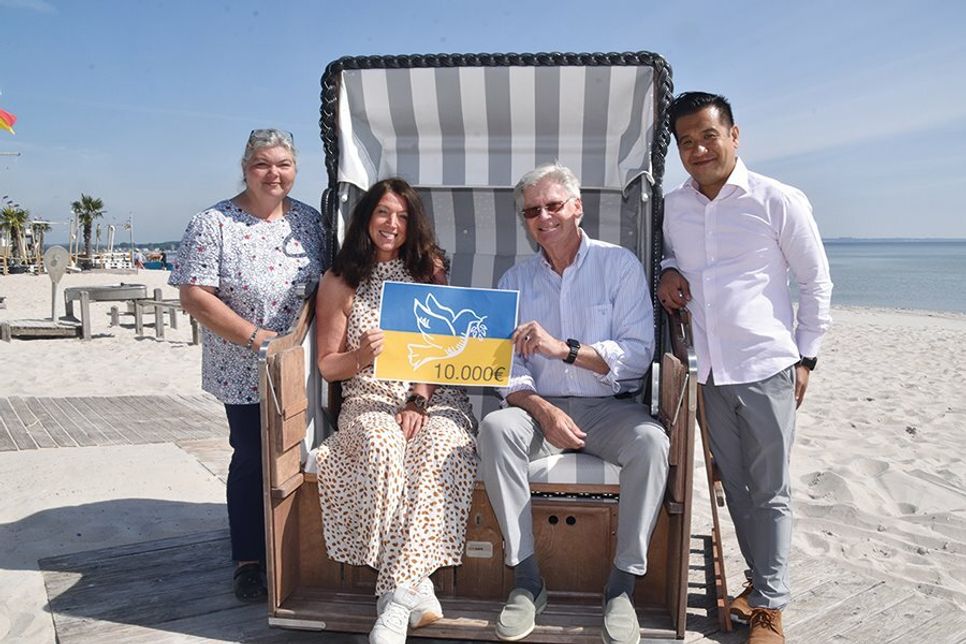 Claudia Laas (links) vom Vorstand des Strandkorbvermietervereins und Bürgermeisterin Bettina Schäfer sowie Ralf Casagrande und Truong Tung (rechts) vom „Grande Beach“ freuen sich über die Gesamtspendensumme in Höhe von 10.000 Euro.
