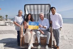 Claudia Laas (links) vom Vorstand des Strandkorbvermietervereins und Bürgermeisterin Bettina Schäfer sowie Ralf Casagrande und Truong Tung (rechts) vom „Grande Beach“ freuen sich über die Gesamtspendensumme in Höhe von 10.000 Euro.