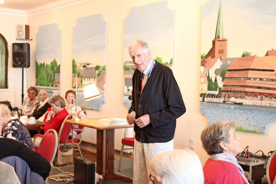 Dietrich Morschheuser, Vorsitzender der Landsmannschaft der Ostpreußen, begrüßte den Schriftsteller herzlich.