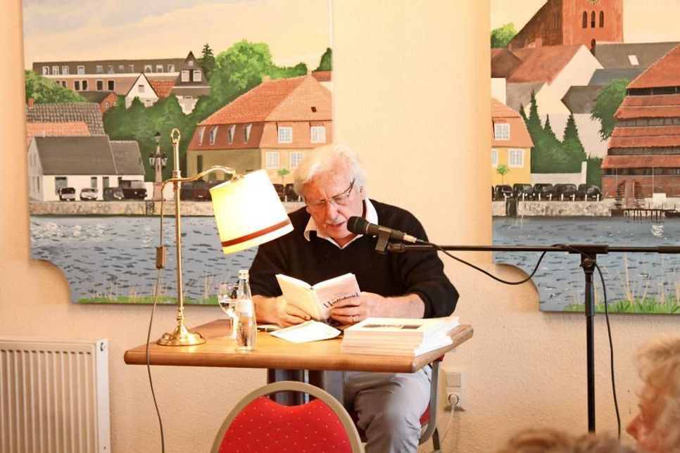 Arno Surminski las traurige und auch heitere Geschichten aus dem alten Ostpreußen vor.