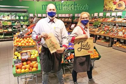 Nachhaltig, stabil und äußerst langlebig: Die famila Jute-Tasche ist eine tolle Alternative zur Plastiktüte. Gefertigt wird sie von dem Kieler Unternehmen „Jute statt Plastik“, das den naturnahen Anbau der Jutepflanze und faire Produktionsbedingungen garantiert. Auch die famila-Mitarbeiter Sabine Marthiensen und Martin Rathje sind von den Tüten begeistert.