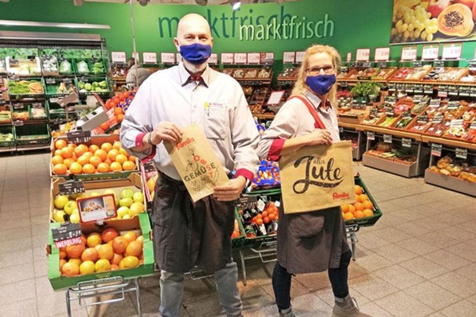 Nachhaltig, stabil und äußerst langlebig: Die famila Jute-Tasche ist eine tolle Alternative zur Plastiktüte. Gefertigt wird sie von dem Kieler Unternehmen „Jute statt Plastik“, das den naturnahen Anbau der Jutepflanze und faire Produktionsbedingungen garantiert. Auch die famila-Mitarbeiter Sabine Marthiensen und Martin Rathje sind von den Tüten begeistert.