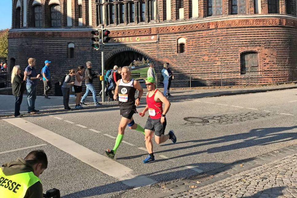 Bei nahezu sommerlichen Verhältnissen erlebten die Läufer des TSV Neustadt beim Lübeck Marathon einen außergewöhnlichen Tag. Besonders gut lief es für Trainer Andreas Boller, der gemeinsam mit Lena Geffken im Staffelwettbewerb Platz 1 (3:16:34) der Mix-Staffeln über 2x21,1km belegte. Ebenfalls einen Halbmarathon absolvierten Jens Seemann und Wolf Reimer, die gemeinsam das Ziel nach 1h:50:26 erreichten. Kristin Kelm (54:57min), Pattrick Wedderkopp (47:07min) und Anne Kraatz (48:36min) absolvierten die Strecke über 10 Kilometer. (red)