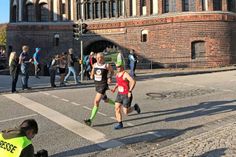 Bei nahezu sommerlichen Verhältnissen erlebten die Läufer des TSV Neustadt beim Lübeck Marathon einen außergewöhnlichen Tag. Besonders gut lief es für Trainer Andreas Boller, der gemeinsam mit Lena Geffken im Staffelwettbewerb Platz 1 (3:16:34) der Mix-Staffeln über 2x21,1km belegte. Ebenfalls einen Halbmarathon absolvierten Jens Seemann und Wolf Reimer, die gemeinsam das Ziel nach 1h:50:26 erreichten. Kristin Kelm (54:57min), Pattrick Wedderkopp (47:07min) und Anne Kraatz (48:36min) absolvierten die Strecke über 10 Kilometer. (red)