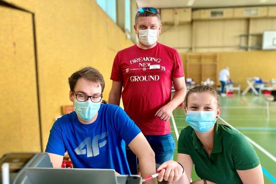 Philipp Wieczorek und Jenny Suhr (sitzend) besetzten die Spenderanmeldung, Till Quint gab die Einweisung.