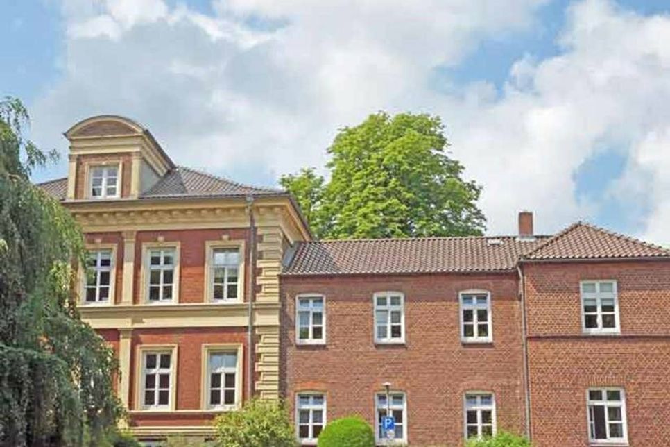 Die Ostseite des Rathauses mit den hinteren Anbauten.