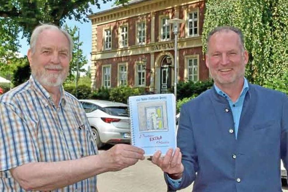 200 Seiten Preetzer Extrablätter über 150 Jahre Preetzer Rathaus präsentierten Stadtarchivar Peter Pauselius und Bürgermeister Björn Demmin (v. l.).