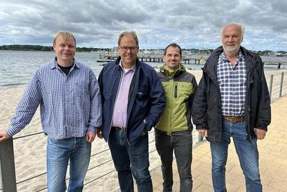 Klimaschutzmanager Niclas Bünning mit Bürgermeister Mirko Spieckermann, Conrad Rieger vom Bauamt und PUBA-Vorsitzender Willy Heckel (v. lks.).