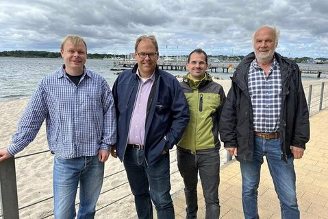 Klimaschutzmanager Niclas Bünning mit Bürgermeister Mirko Spieckermann, Conrad Rieger vom Bauamt und PUBA-Vorsitzender Willy Heckel (v. lks.).