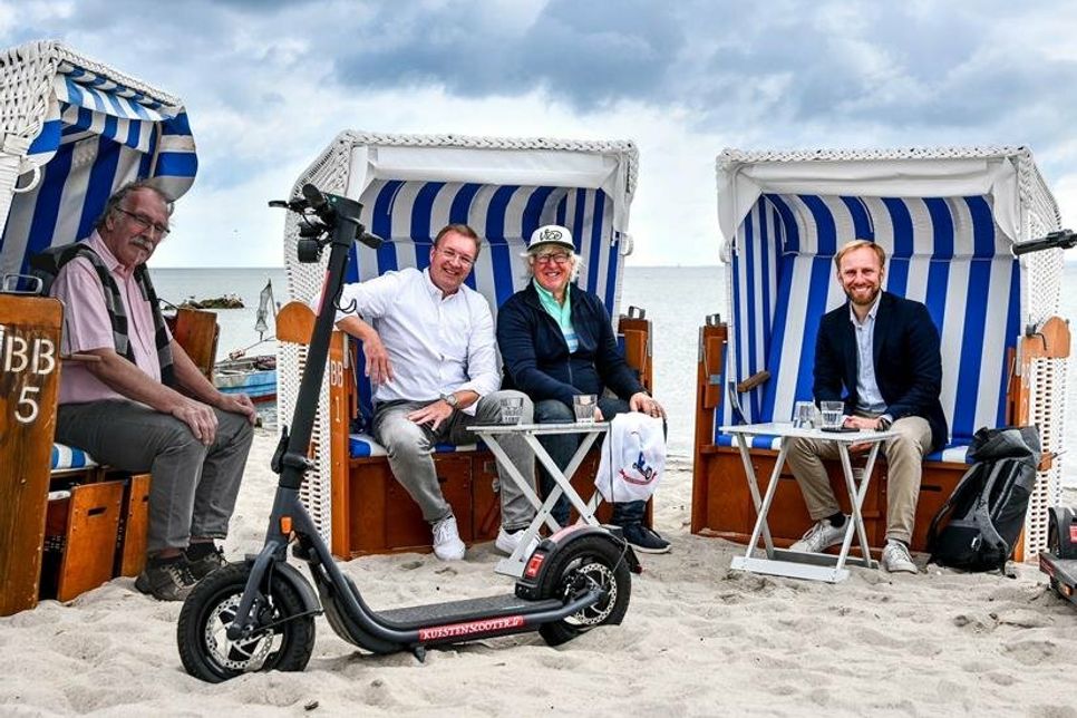 Der Ostholsteiner SPD-Landtagsabgeordnete Niclas Dürbrook im Gespräch mit Dietmar Baum, Björn Bengson und Bürgermeister Udo Gosch (r. re.).
