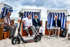 Der Ostholsteiner SPD-Landtagsabgeordnete Niclas Dürbrook im Gespräch mit Dietmar Baum, Björn Bengson und Bürgermeister Udo Gosch (r. re.).