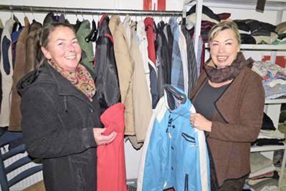 Gabriele Richter (l.), eine der ehrenamtlichen Helferinnen, und Miranda Krützfeldt, Koordinatorin der Kleiderkammer, freuen sich jeden Montag darauf, Flüchtlingen und Bedürftigen helfen zu können.  Gabriele Richter (l.), eine der ehrenamtlichen Helferinnen, und Miranda Krützfeldt, Koordinatorin der Kleiderkammer, freuen sich jeden Montag darauf, Flüchtlingen und Bedürftigen helfen zu können.