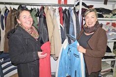 Gabriele Richter (l.), eine der ehrenamtlichen Helferinnen, und Miranda Krützfeldt, Koordinatorin der Kleiderkammer, freuen sich jeden Montag darauf, Flüchtlingen und Bedürftigen helfen zu können.  Gabriele Richter (l.), eine der ehrenamtlichen Helferinnen, und Miranda Krützfeldt, Koordinatorin der Kleiderkammer, freuen sich jeden Montag darauf, Flüchtlingen und Bedürftigen helfen zu können.