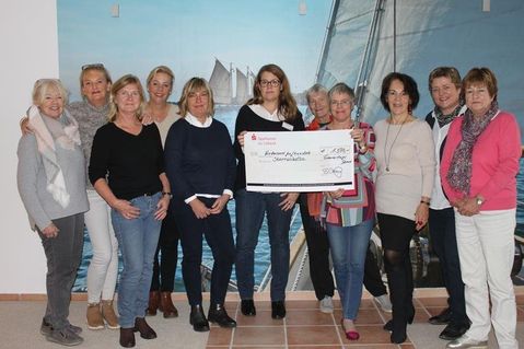 Scheckübergabe der Damen des Brodauer Golfclubs an den Hospiz-Verein, Am Holm 30.