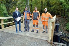 „Das kann sich sehen lassen“, befand Ratekaus Verwaltungschef Thomas Keller (l.), der die neue Brücke jetzt noch einmal mit den dafür verantwortlichen Bauhofmitarbeitern Thomas Fick (v.r.), Jan Feddern und Wolfgang Bahs inspizierte. (Foto: Stefan Setje-Eilers)