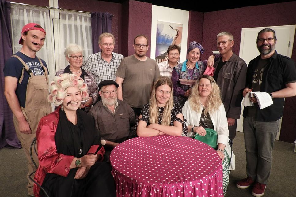 Eine starke Truppe aus Schauspiel, Technik, Regie, Bühne und Souffleusen: Die Süseler Theaterleute.