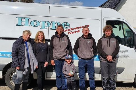 Manuel Hoppe (2. v. re.), Karl-Heinz Hoppe (Mi.) und Marcel Maack (re.) werden tatkräftig durch Ehefrau Daniela Hoppe und Mutter Renate Hoppe (lks.) unterstützt.