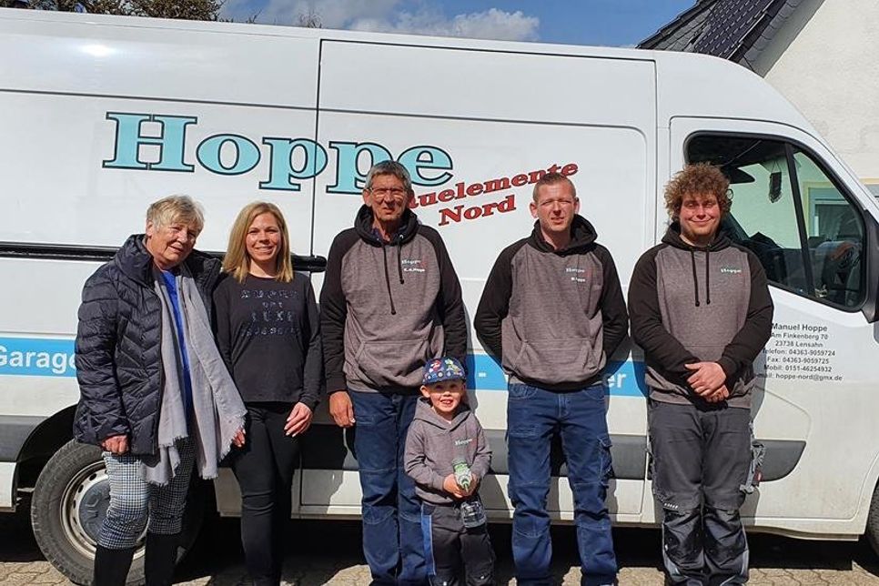 Manuel Hoppe (2. v. re.), Karl-Heinz Hoppe (Mi.) und Marcel Maack (re.) werden tatkräftig durch Ehefrau Daniela Hoppe und Mutter Renate Hoppe (lks.) unterstützt.