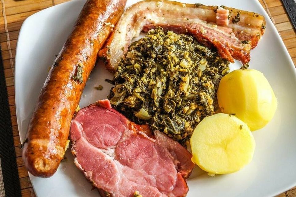 Auch das ist die Ostseeküste: Rustikales norddeutsches Essen wie Grünkohl schmeckt in der kalten Jahreszeit ganz besonders.