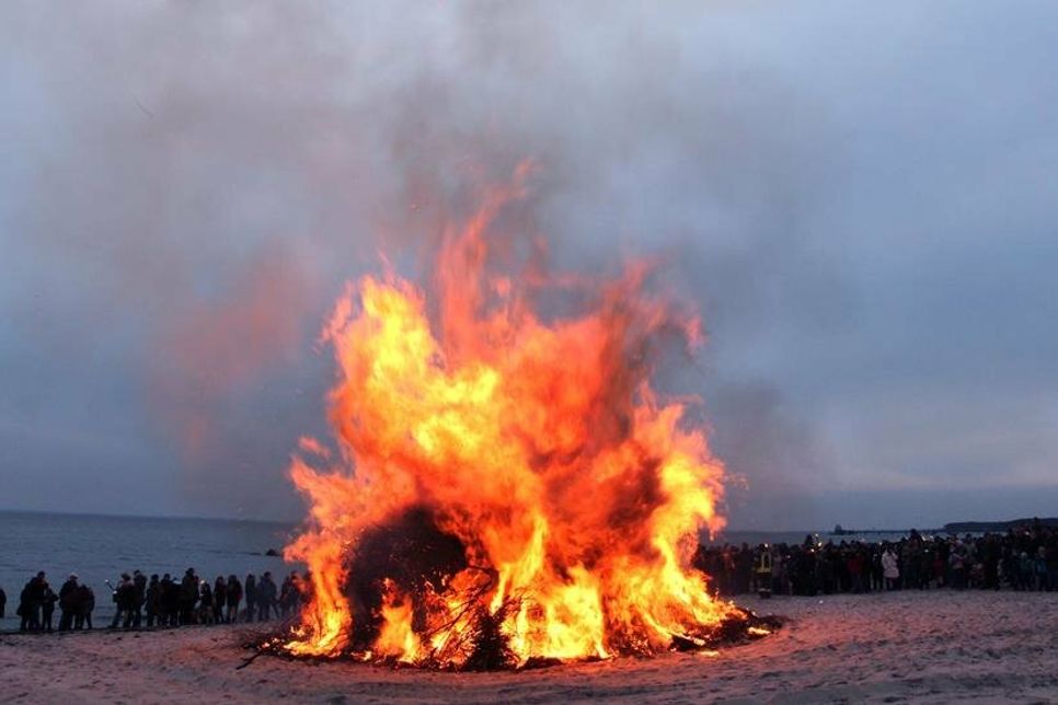 Eine gute Gelegenheit zum Aufwärmen bieten die Strandfeuer im Ostseeferienland.