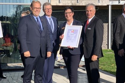 Bürgermeister Mirko Spieckermann, Wirtschaftsminister Bernd Buchholz, Arborea General-Managerin Janet Schroeder und ancora Marina Geschäftsführer Oliver Seiter (v. lks.).