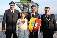 Wehrführer Hans-Werner Landschoof, Königin Stephanie Bader, König Bernd Bader und Jugendkönig Florian Bebensee (v. lks.).