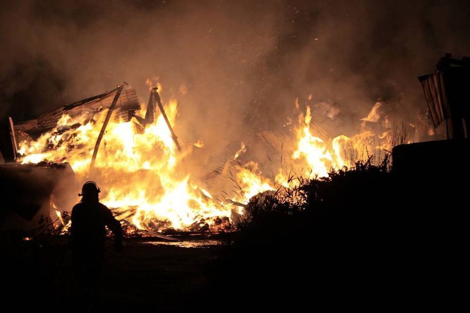 Die Scheune konnte nicht mehr gerettet werden. Die Feuerwehrkräfte ließen sie kontrolliert abbrennen.