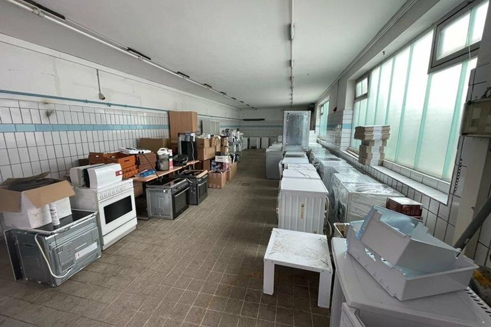 Ein Blick in die Lagerhalle in Neustadt. Nach dem Aufruf im reporter vor drei Wochen hatten sich viele Menschen gemeldet, um Haushaltsgeräte zu spenden.