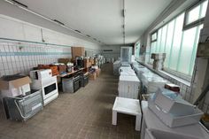 Ein Blick in die Lagerhalle in Neustadt. Nach dem Aufruf im reporter vor drei Wochen hatten sich viele Menschen gemeldet, um Haushaltsgeräte zu spenden.