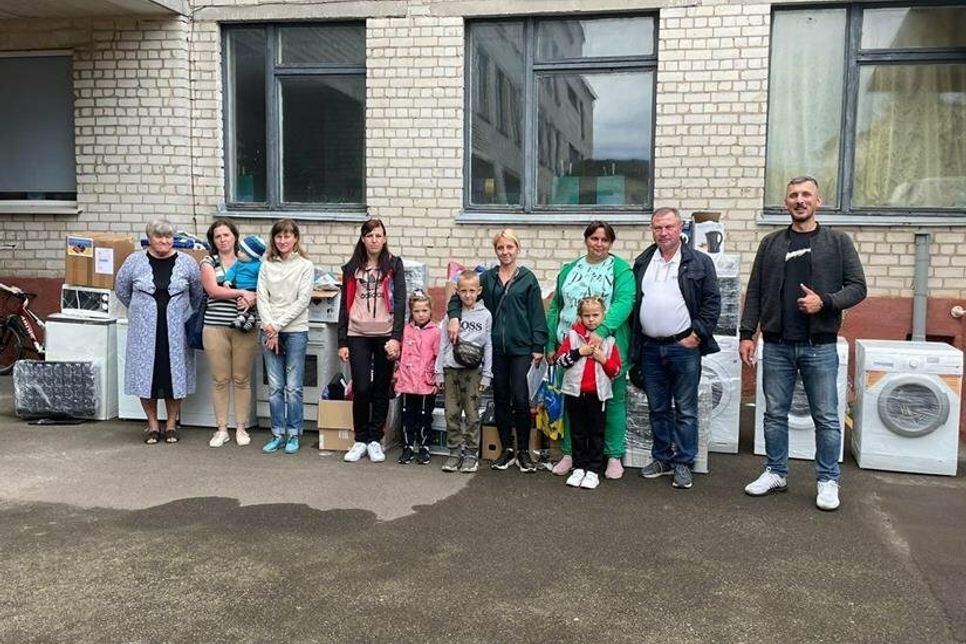 Ankunft im Oblast Tschernihiw. Oleg Beresnev (re.) hat einen Teil der Haushaltsgeräte aus Neustadt schon in die Ukraine gebracht.