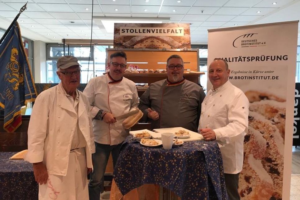 Beim öffentlichen Stollentest: Bäckermeister Manfred Klausberger, Stollenprüfer Jens Wallenstein, Bäckermeister Andreas Seßelberg und Geschäftsführer Hans-Peter Klausberger (v. lks.)