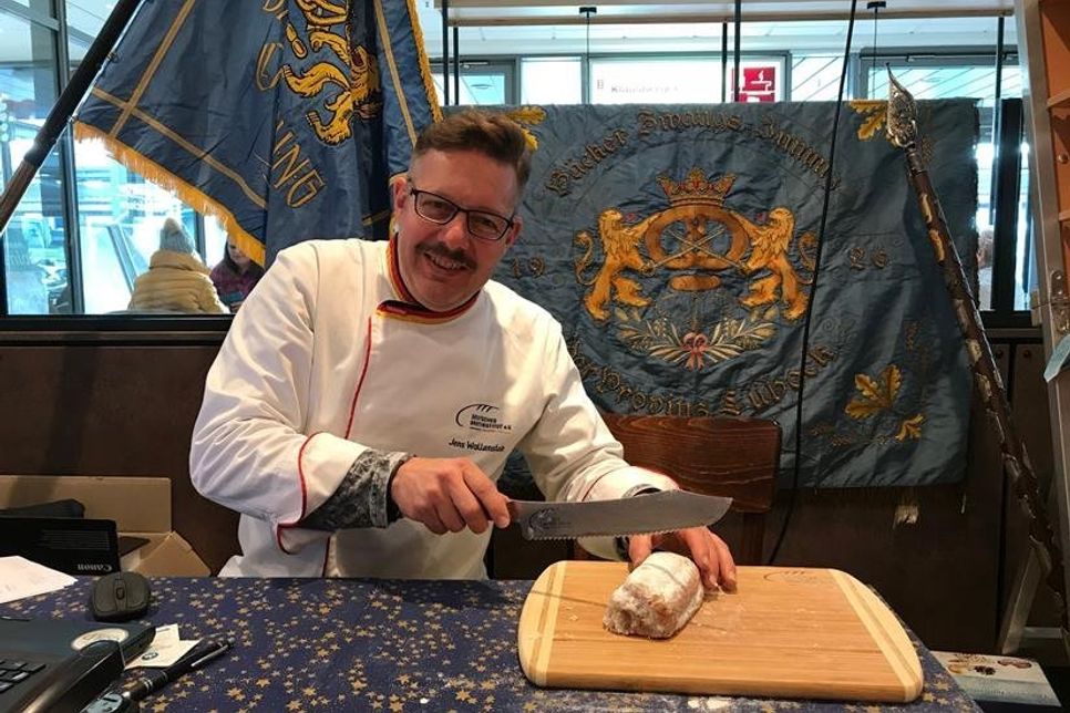 Jens Wallenstein beurteilt den Stollen erst nach der Form und der Oberfläche, bevor er ihn anschneidet und probiert.