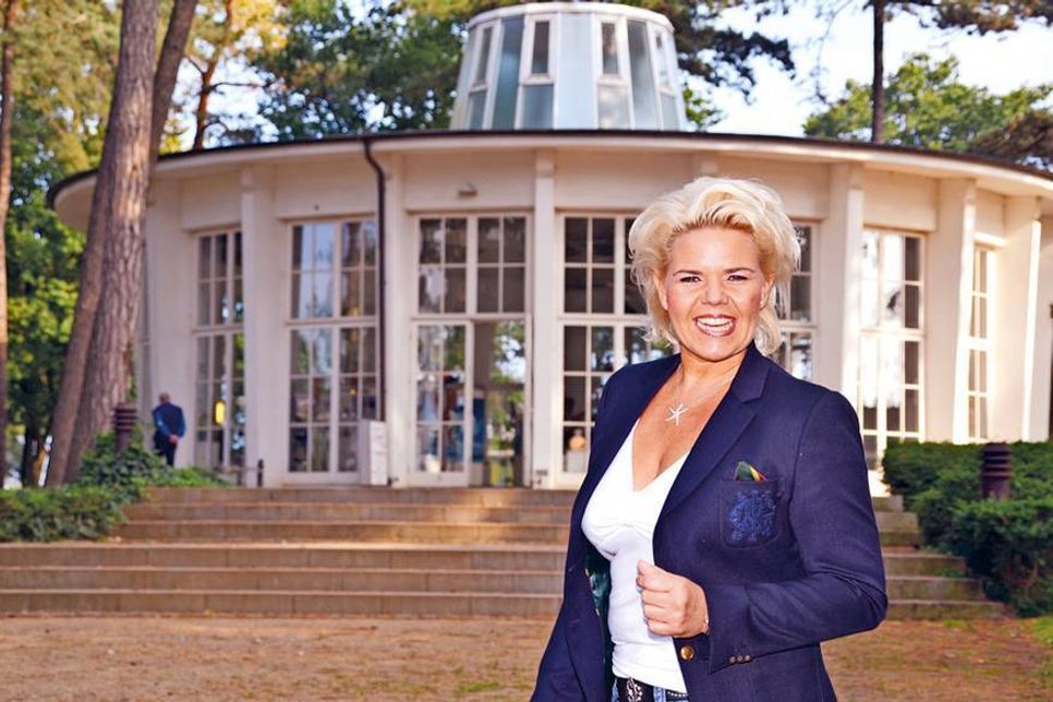 Nicole Mühle freut sich auf ihr „best of“-Konzert in der Trinkkurhalle anlässlich ihres 20-jährigen Bühnenjubiläums. (Foto: René Kleinschmidt)
