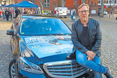 Moderator Jan Malte Andresen von der NDR 1 Welle Nord und „sein“ Fehmarn-Taxi