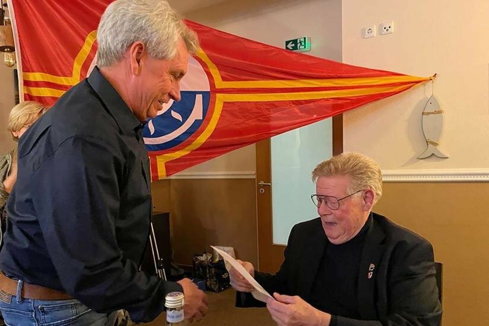 In diesem Jahr gab es etwas Besonderes zu feiern, denn die Versammlung hatte den Grömitzer Olaf Hansen (re.) für sein langjähriges Engagement mit der Ehrenmitgliedschaft ausgezeichnet.