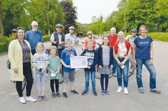 Am gestrigen Dienstagmorgen übergaben Volker Olbers (4.v.r.), Vorsitzender der Bürgerstiftung Stockelsdorf, und Hugo Grosse Banholt (2.v.l.), Leiter der Fahrradgruppe, mit einer „Abordnung“ die erradelte Summe an Schulleiterin Claudia Böbs (r.) und einige ihrer Kolleginnen und Schüler.