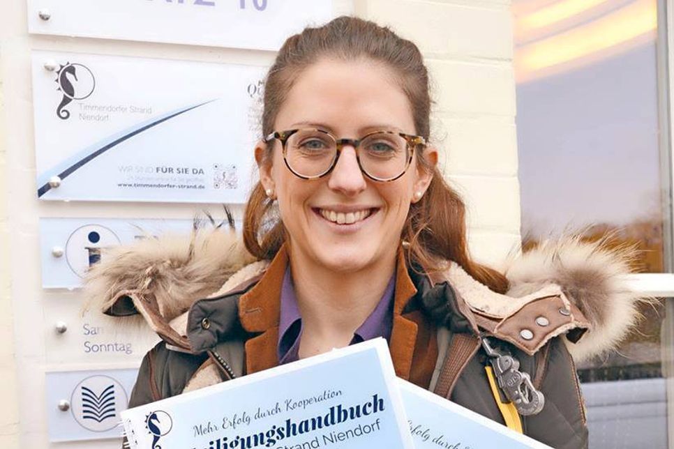 Marketingassistentin Stefanie Maschke mit dem Beteiligungshandbuch der TSNT GmbH. (Foto: René Kleinschmidt)