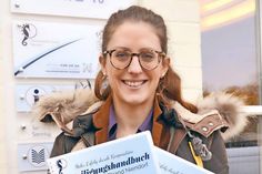 Marketingassistentin Stefanie Maschke mit dem Beteiligungshandbuch der TSNT GmbH. (Foto: René Kleinschmidt)