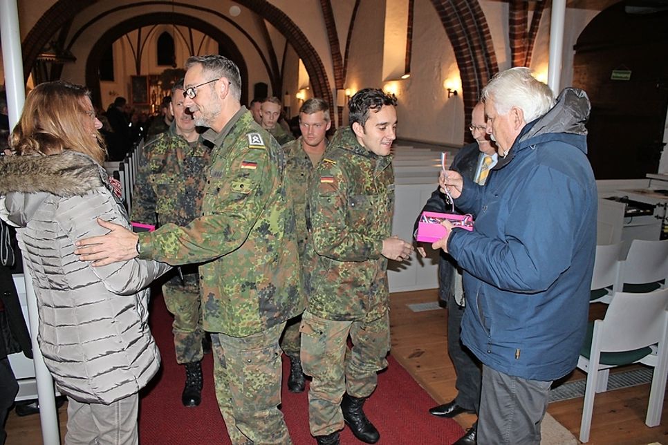 Petra Rathje und Hans Schwanke verteilten die Schutzengel an die Soldaten, zusammen mit den besten Wünschen.