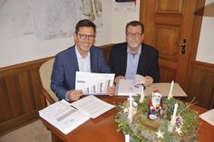 Was die Haushaltslage der Gemeinde Ratekau angeht, können Bürgermeister Thomas Keller und Kämmerer Hans-Jürgen Krause (rechts) auch in diesem Jahr zuversichtlich in die Zukunft bli­cken.