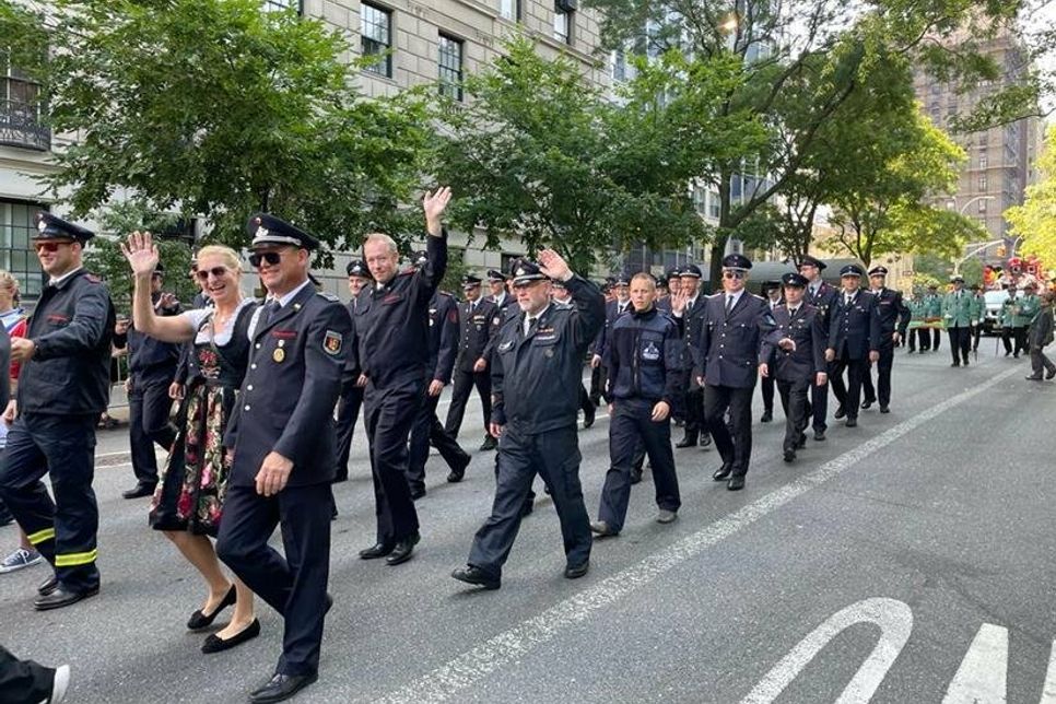 Eine Delegation der Freiwilligen Feuerwehr Neustadt lief bei der Steubenparade mit.