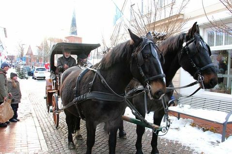 Auch am 3. Adventssamstag steht zwischen 13.30 und 15.30 Uhr die Kutsche vor dem eska-Kaufhaus bereit, wo man für nur einen Euro pro Person mitfahren kann.