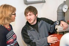 Die beruflichen Möglichkeiten im Sanitärhandwerk sind vielfältig und in der Regel mit interessanten Kundenkontakten verbunden. Foto: djd/www.meister-der-elemente.de.