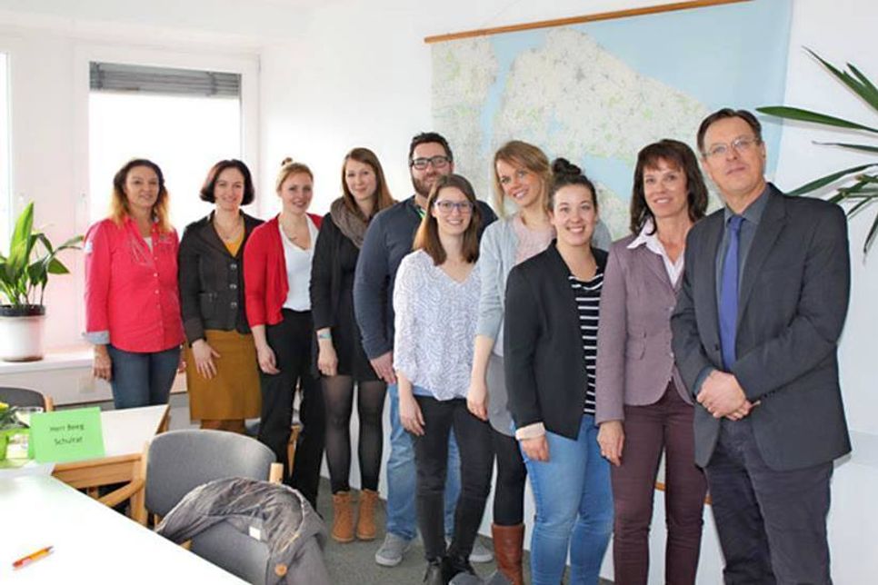 Die neuen Lehramtsanwärterinnen und -anwärter für den Kreis Plön mit dem Schulrat Stefan Beeg (rechts), Landrätin Stephanie Ladwig (daneben) sowie Heike Merckens (links) vom Lehrerbezirkspersonalrat.