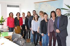 Die neuen Lehramtsanwärterinnen und -anwärter für den Kreis Plön mit dem Schulrat Stefan Beeg (rechts), Landrätin Stephanie Ladwig (daneben) sowie Heike Merckens (links) vom Lehrerbezirkspersonalrat.