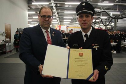 Bürgermeister Mirko Spieckermann (lks.) übergab die Ernennungsurkunde an den neuen Stadtwehrführer Marcel Moldenhauer.