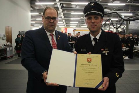 Bürgermeister Mirko Spieckermann (lks.) übergab die Ernennungsurkunde an den neuen Stadtwehrführer Marcel Moldenhauer.
